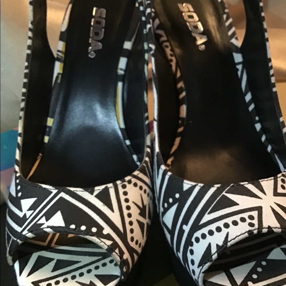 ❤️Black and white print wedges 7.5